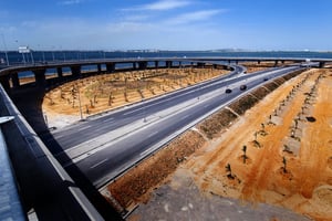L’Afrique, qui sera bientôt peuplée de 2,5 milliards d’habitants, a un besoin d’infrastructures colossal. Ici, l’aménagement autoroutier du pont de Radès, en Tunisie. © Nicolas Fauqué/www.imagesdetunisie.com
