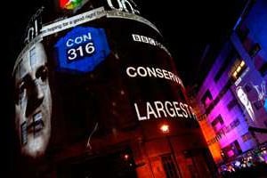 Devant le siège de la BBC, le soir du scrutin. Les tories raflent la majorité absolue des sièges. © Eddie Keogh/Reuters