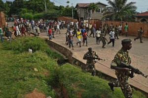 Une manifestation étroitement surveillée par la police, le 20 mai à Musaga. © Carl de Souza/AFP