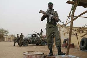 Des soldats maliens en patrouille à Kidal, en juillet 2013. © Kenzo Tribouillard/AFP