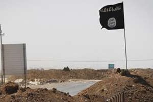 Un drapeau de l’organisation jihadiste Etat islamique le 11 septembre 2014 à Rashad en Irak. © AFP
