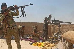 Des miliciens chiites irakiens, le 25 mai 2005 dans les environs de Baiji, au nord de Tikrit. © AFP