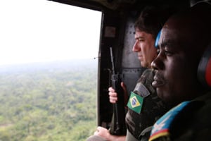 Des troupes des FARDC et de la Monusco au-dessus de la localité de Mayangos, à Beni, 12 novembre 2 © Abel Kavanagh/Monusco