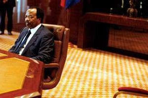 Le chef de l’Etat camerounais, dans son bureau. © Denis/REA
