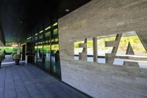 Le logo de la Fifa au siège de l’organisation à Zurich en 2013. © AFP