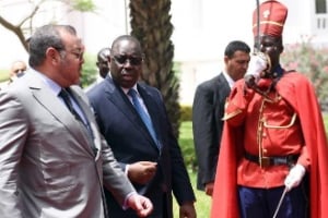 Le roi du Maroc Mohammed VI et le président sénégalais Macky Sall le 21 mai devant le palais présidentiel, à Dakar. © Seyllou/AFP