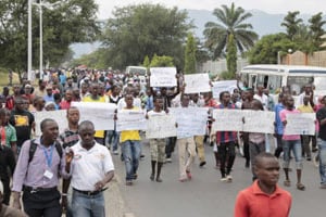 Manifestation à Bujumbura après l’assassinat de l’opposant Zedi Feruzi, le 25 mai 2015. © Gildas Ngingo/AP/SIPA