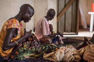 Des enfants souffrant de malnutrition dans un hôpital de Leer, Soudan du Sud, juillet 2014. © Nichole Sobecki/AFP
