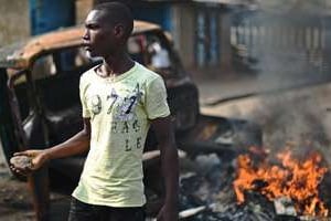 Un manifestant hostile au 3e mandat du président Pierre Nkurunziza, le 26 mai 2015 à Bujumbura. © Carl de Souza/AFP