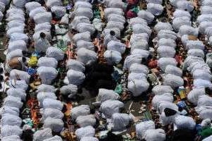 Des musulmans prient à l’occasion du hajj au mont Arafat en Arabie saoudite le 14 octobre 2013. © AFP/Archives