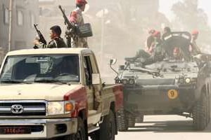 Des force de sécurité libyennes patrouillent à Benghazi le 25 juin 2014. © AFP