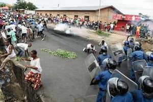 Les forces de l’ordre dispersent la foule, le 13 mai 2015, à Bujumbura, au Burundi. © AFP