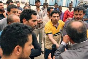 Des Tunisiens, détenus par une coalition de milices en Libye, s’entretiennent avec les autorités. © AFP