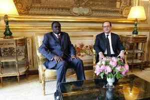 Michel Kafando (à gauche) et François Hollande (à droite) à l’Élysée, 1er juin 2015. © Ian Langsdon/AFP