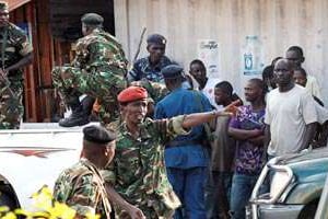 Le général Cyrille Ndayirukiye (au centre), à Bujulbura, le 13 mai. © Jean Pierre Aime Harerimana/Reuters