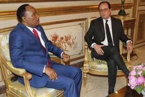 Mahamadou Issoufou et François Hollande. © Charles Plattiau/AP/SIPA