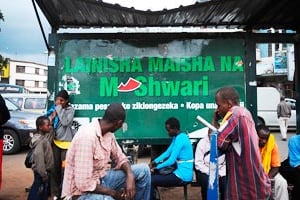 Publicité pour M-Shwari sur un arrêt de bus à Nairobi. © Tony Karuma/AFP