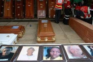 Les portraits et cercueils des victimes de l’Université de Garissa à Nairobi, 9 avril 2015. © Simon Maina/AFP