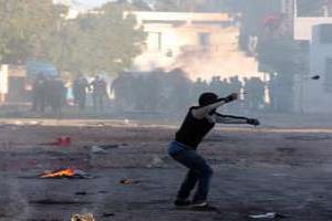 Des affrontements opposent policiers et manifestants par intermittence. © AFP