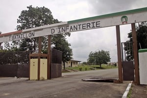 Entrée du camp militaire de Cocody, à Abidjan, en 2012. © Emanuel Ekra/AP/SIPA