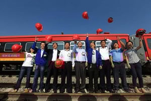 Employés de China Railways Corporation célébrant la fin des travaux sur la ligne ferroviaire de Benguela, de l’Angola au Katanga en RDC. © DR