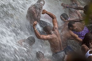 A Haïti, des pèlerins se baignent dans une cascade en l’honneur d’une déesse vaudoue. Juillet 2014. © Dieu Nalio Chery / AP / SIPA