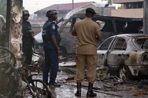 Des véhicules brûlés dans la station-service de la Ghana Oil Company, où l’incendie a fait plus de 150 morts. © Fati Braimah/AFP