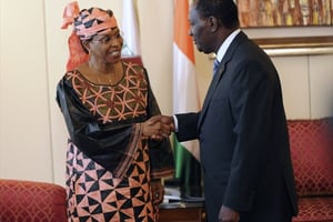 Sia Kambou/AFP © Aïchatou Mindaoudou, la chef de l’ONUCI et le Président ivoirien, Alassane Ouattara