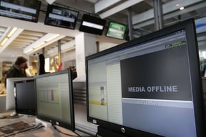 Ordinateurs durant l’attaque de TV5 Monde, le 8 avril 2015. © Christophe Ena/AP/SIPA