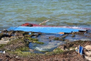 Des débris d’un bateau de migrants sur les côtes de Ben Guerdane, dans le sud-est de la Tunisie, le 29 août 2014. © AFP/F Nasri