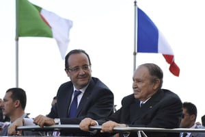 François Hollande et Abdelaziz Bouteflika à Alger, le 19 décembre 2012. © Anis Belghoul/AP/SIPA