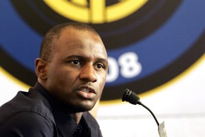 Patrick Vieira est l’entraîneur de l’équipe réserve de Manchester City. Ici le 2 août 2009, en Italie. © Antonio Calanni/AP/SIPA