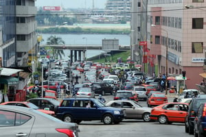 Une rue du Plateau, le quartier administratif d’Abidjan. © Olivier pour J.A.