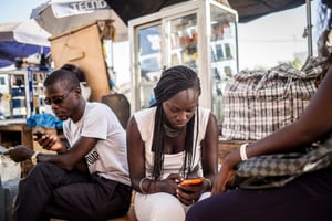 Usagers de smartphones au Sénégal © SYLVAIN CHERKAOUI POUR J.A.