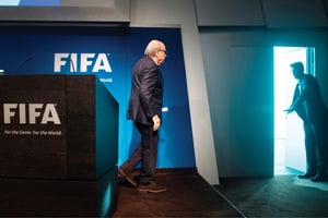 Joseph Blatter sortant de la conférence de presse lors de laquelle il a annoncé son départ, à Zurich, le 2 juin. © VALERIANO DI DOMENICO/AFP