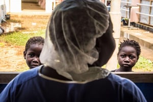 Michael Duff/AP/SIPA © Une infirmière, à Freetown (Sierra Leone), le 15 octobre 2014.
