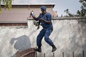 Un policier burundais à Bujumbura le 10 juin 2015. © Gildas Ngingo/AP/SIPA