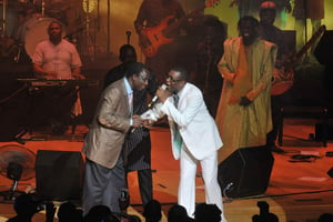 Thione Seck (g.) en compagnie de Youssou Ndour, lors d’un concert en 2012. © Seyllou/AFP