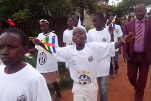 Des enfants de Bangui s’apprêtant à rejoindre David Trezeguet, le 10 juin. © Programme des Nations unies pour le développement