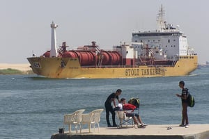 Un navire passe dans le canal de Suez près du port d’Ismailia, au nord-est du Caire, le 13 juin 2013. © AFP