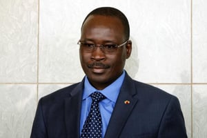 Isaac Zida, Premier ministre du Burkina Faso, se rend au palais présidentiel à Ouagadougou le 24 novembre 2014. © AFP