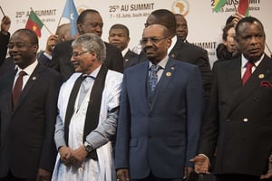 Les chefs d’État africains posent pour la photo de famille du 25e sommet de l’UA, le 14 juin 2015 à Johannesburg. © Shiraaz Mohamed/AP/SIPA
