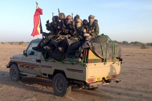 Des soldats tchadiens patrouillent à la frontière entre le Cameroun et le Nigeria. © AFP/Ali Kaya