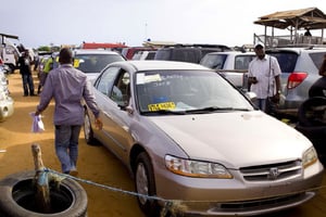 La revente de voitures de seconde main, ici à Cotonou, contribue à hauteur de 9 % au PIB du Bénin. © Jacques Torregano pour Jeune Afrique