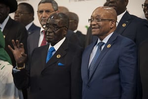 Robert Mugabe (g) et Jacob Zuma (d), le 14 juin 2015 au sommet de l’UA à Johannesburg. © Shiraaz Mohamed/AP/SIPA