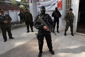 Fadel Senna/AFP © La police tunisienne devant un bureau de vote à Beja, avant l’élection présidentielle de novembre 2014.