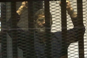 L’ex-président égyptien Mohamed Morsi le 16 juin 2015 devant un tribunal du Caire. © Hassan Ammar/AP/SIPA