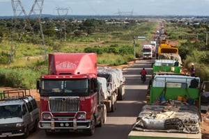 Kasumbalesa, RD Congo en février 2015. Des camions font la queue sur plusieurs kilomètres avant d’atteindre le poste frontalier de Kasumbalesa, qui mène à la Zambie. © Gwenn Dubourthoumieu pour Jeune Afrique