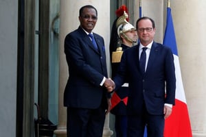 Francois Hollande accueille le président tchadien Idriss Deby à son arrivée au palais de l’Élysée, Paris, le 14 mai 2015. © François Guillot/AFP