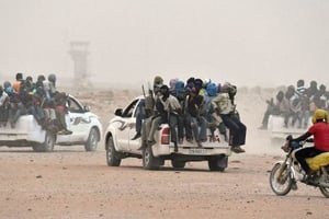 Des picks-ups transportent des migrants à Agadez, au nord du Niger, le 1er juin 2015 © Issouf Sanogo/AFP